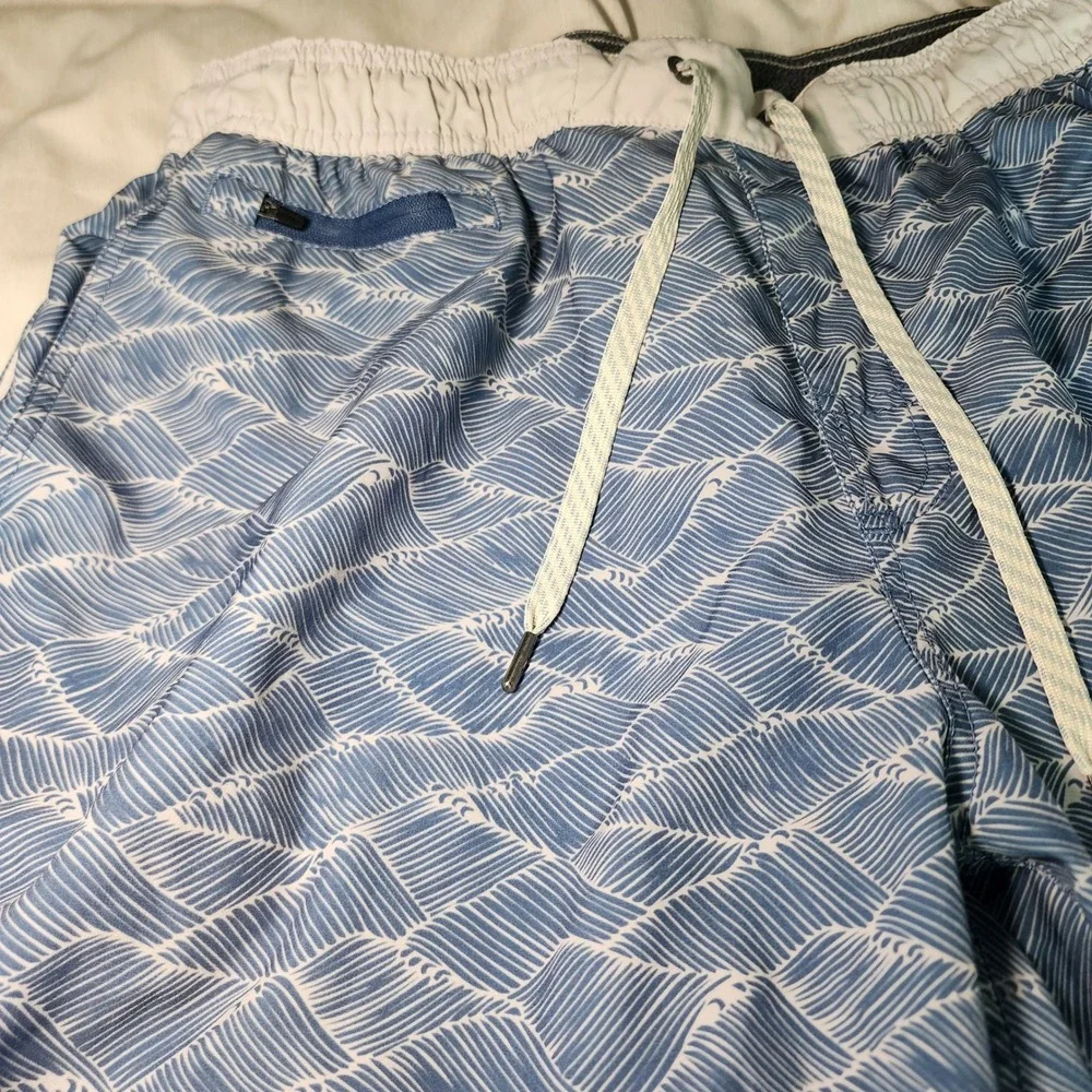Vuori Board Shorts Men XL Blue Excellent Wave Print 4-Way Stretch V330